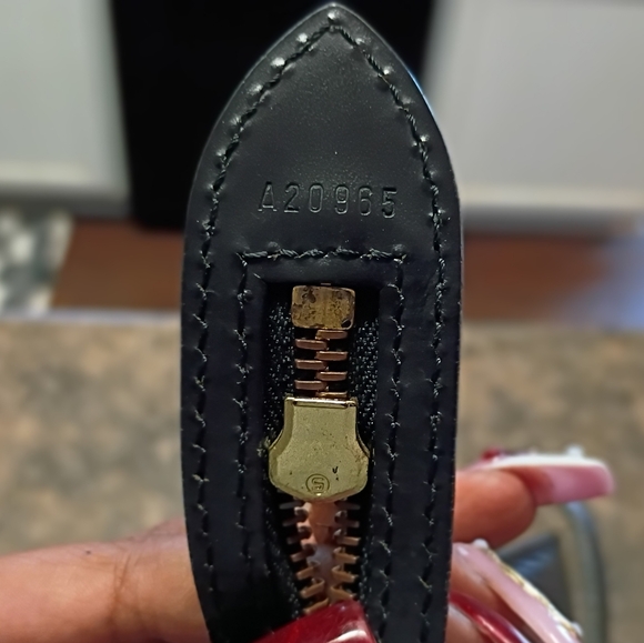 Authentic Louis Vuitton Saint Jacques GM – Black Epi Leather - Picture 6 of 9